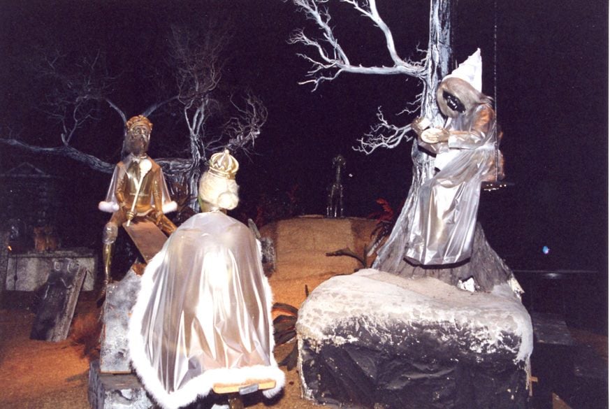 final scene graveyard haunted mansion disneyland