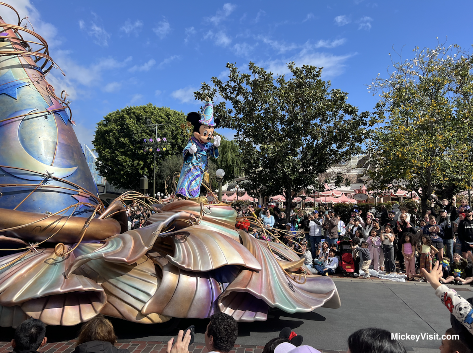 Disneyland Magic Happens parade