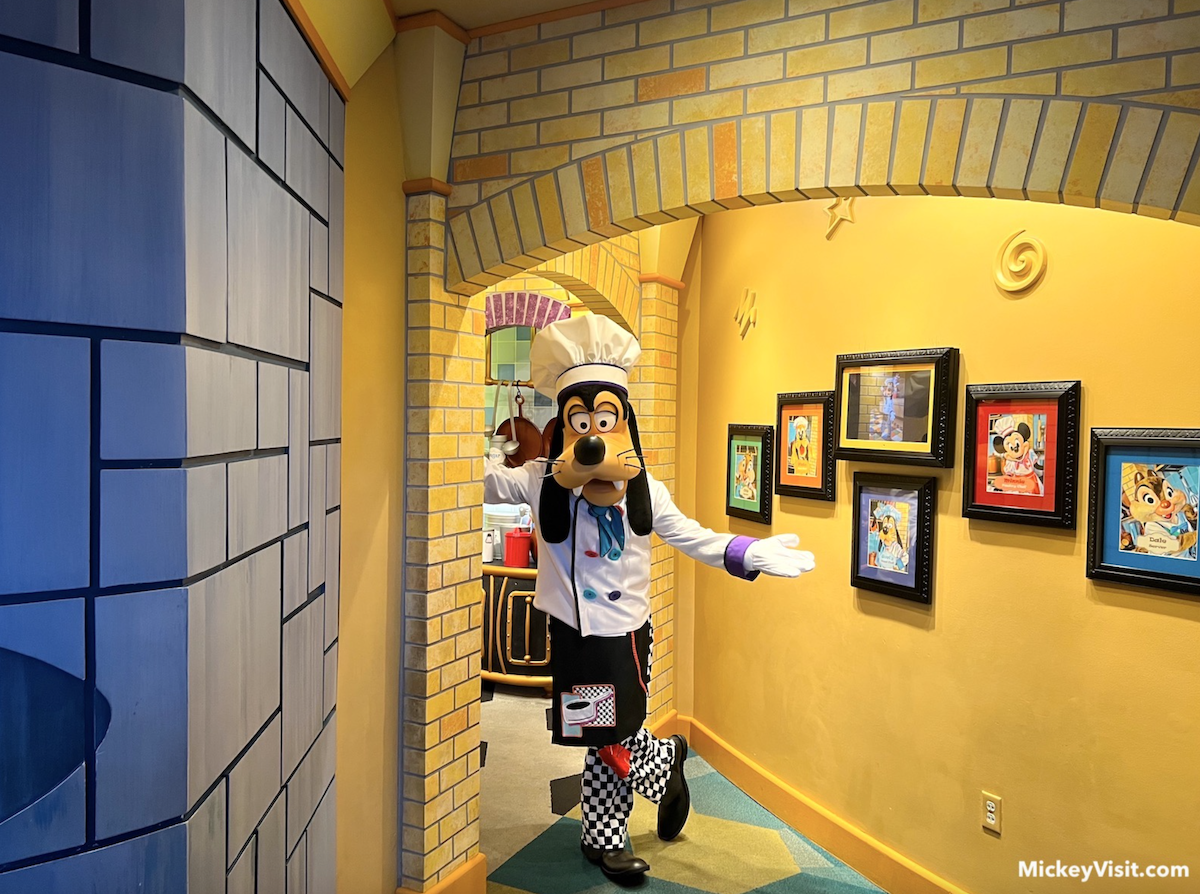 Disneyland characters Goofy's Kitchen