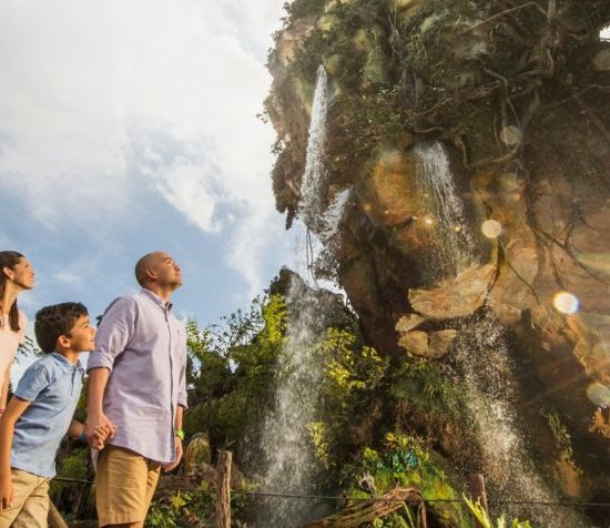 Family in Pandora underneath floating mountains