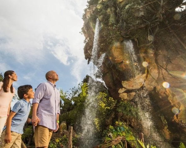 Family in Pandora underneath floating mountains