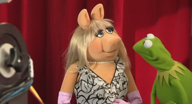 Ms. Piggie and Kermit the Frog talking to each other. 