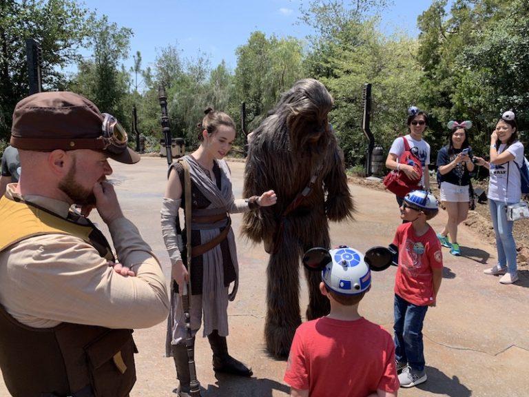 star-wars-galaxy-s-edge-characters-at-disneyland-walt-disney-world