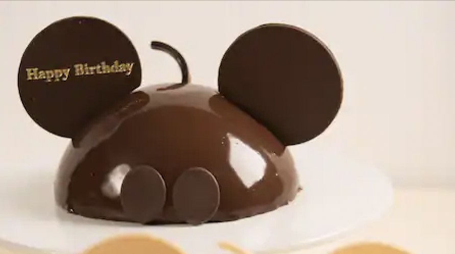 The Cake Queen & Coffee Bar - Any one else missing #Disneyland?  🙋🏻‍♀️🙋🏻‍♀️🙋🏻‍♀️ . . . . . . . . . #bayareacakequeen #customcake # birthdaycake #bakery #cake #food #pastry #baking #instafood #foodporn #