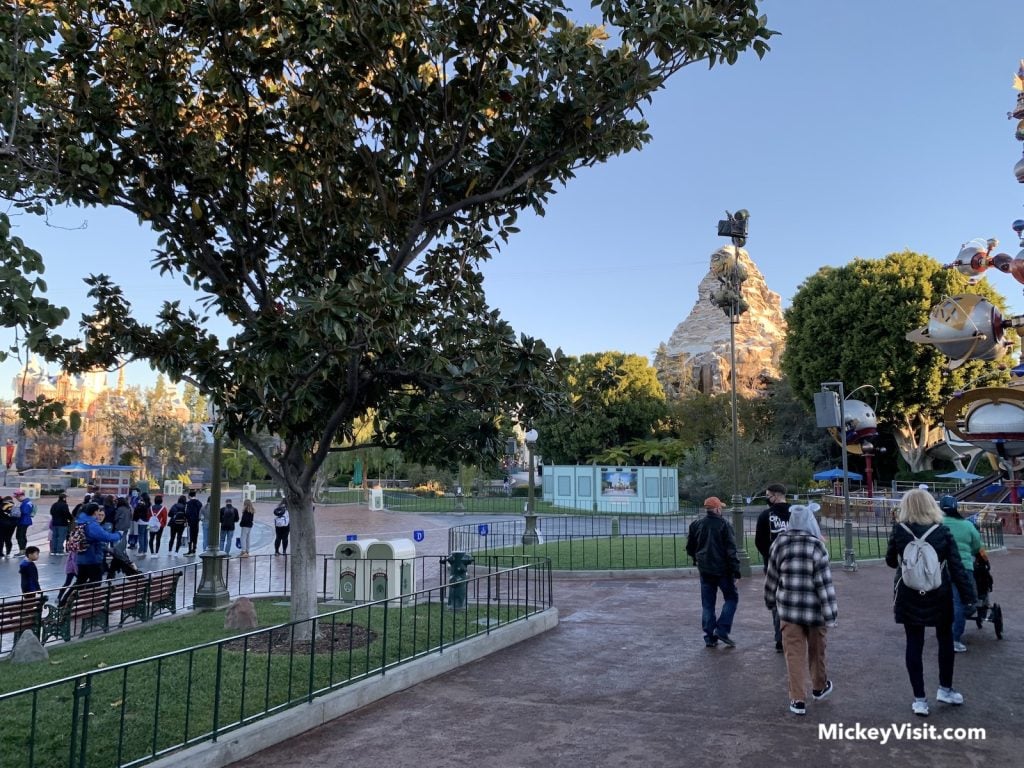 disneyland rope drop