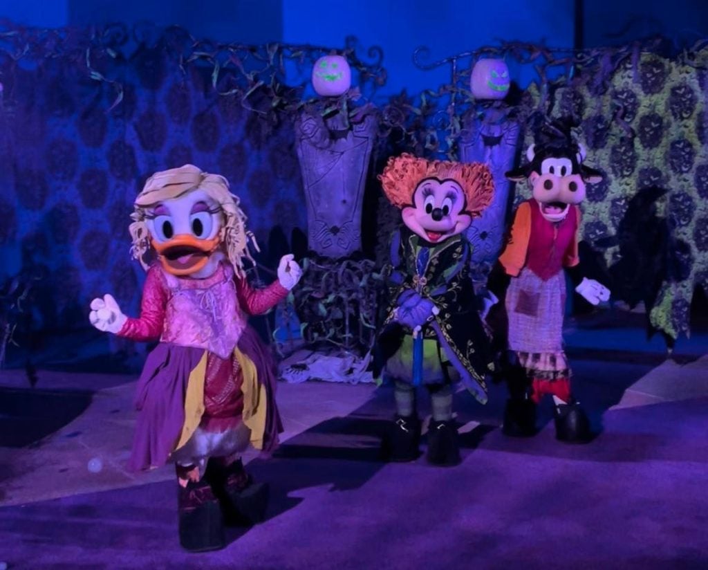 https://mickeyvisit.com/wp-content/uploads/2022/06/oogie-boogie-bash-disneyland-2022-1024x824.jpeg