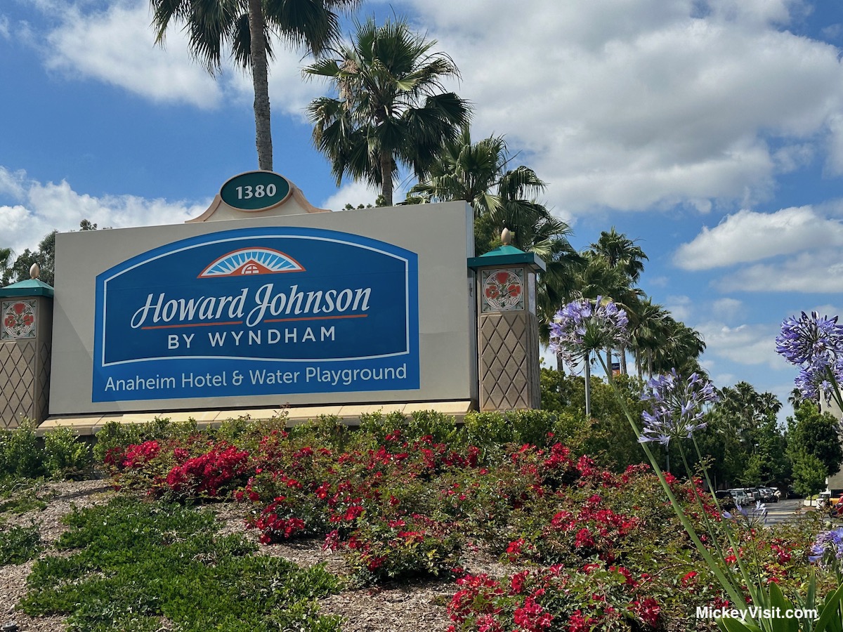 Howard Johnson Anaheim entrance