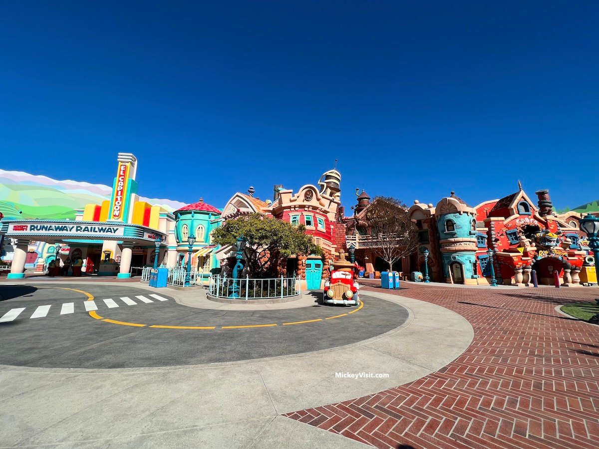 Disneyland Toontown Full Guide! Land Tour, Hidden Details, New Dining