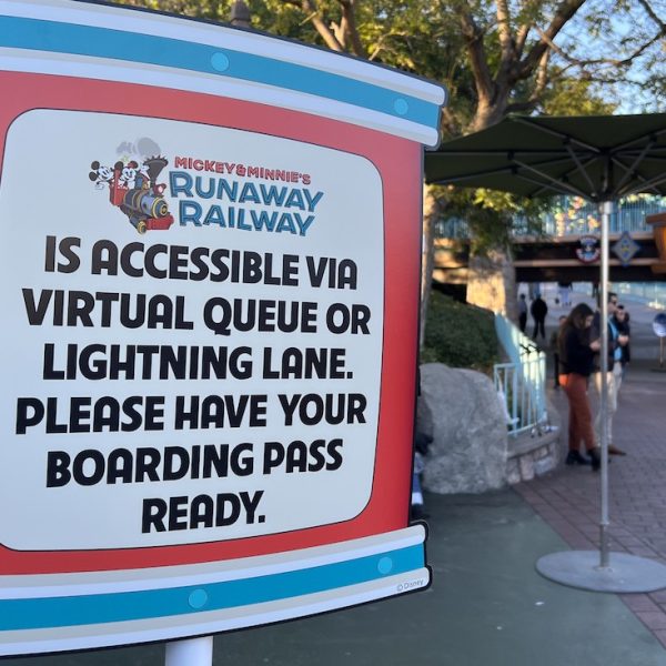 virtual queue at disneyland tips sign outside toontown mickeys runaway railway
