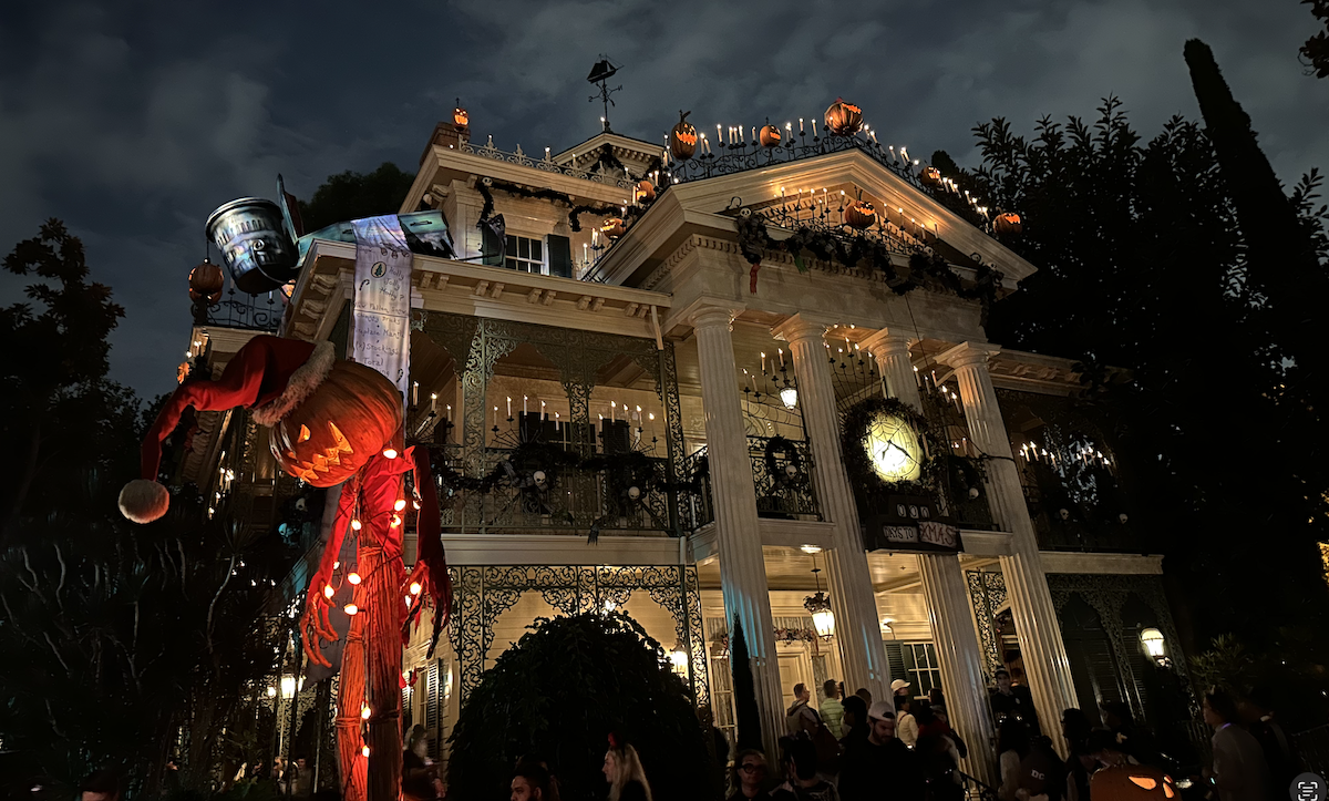 Disneyland dates to avoid- Haunted Mansion Holiday