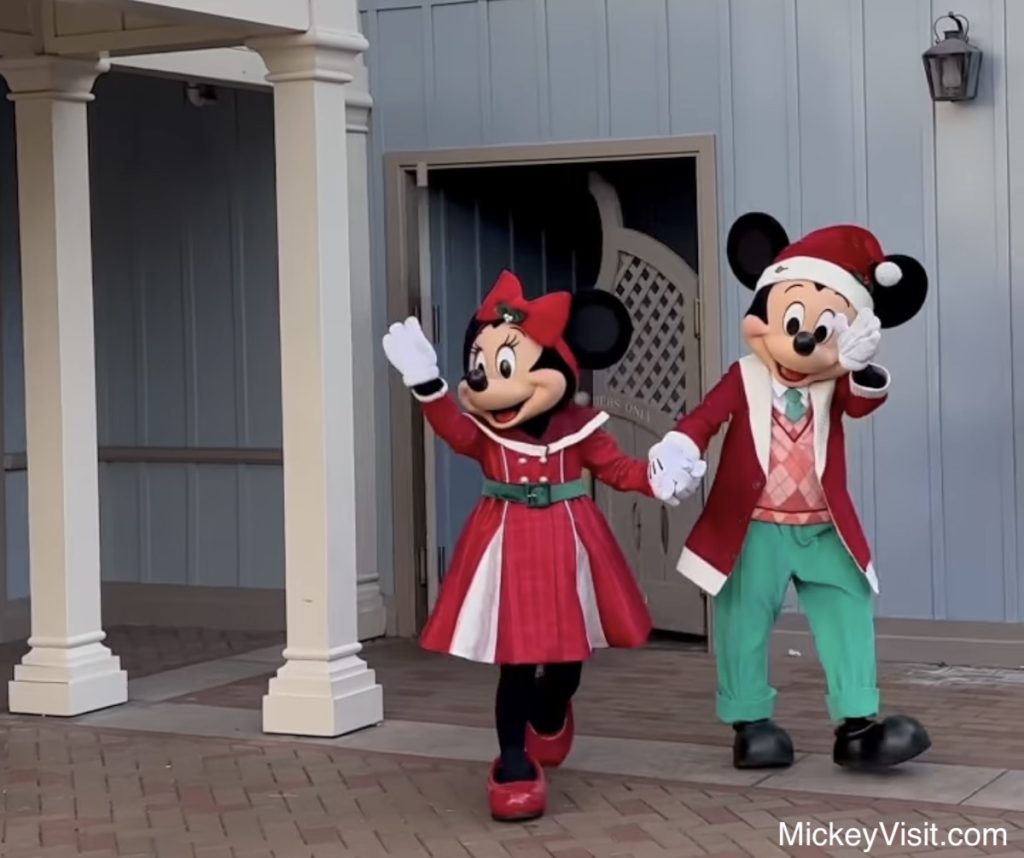 NEW Disneyland Christmas Character Costumes Revealed On First Day of ...