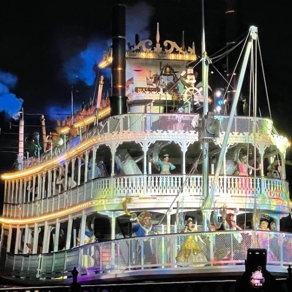 disneyland fantasmic return date