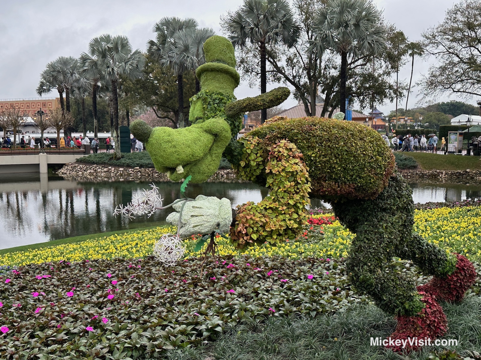 Goofy at flower and garden epcot
