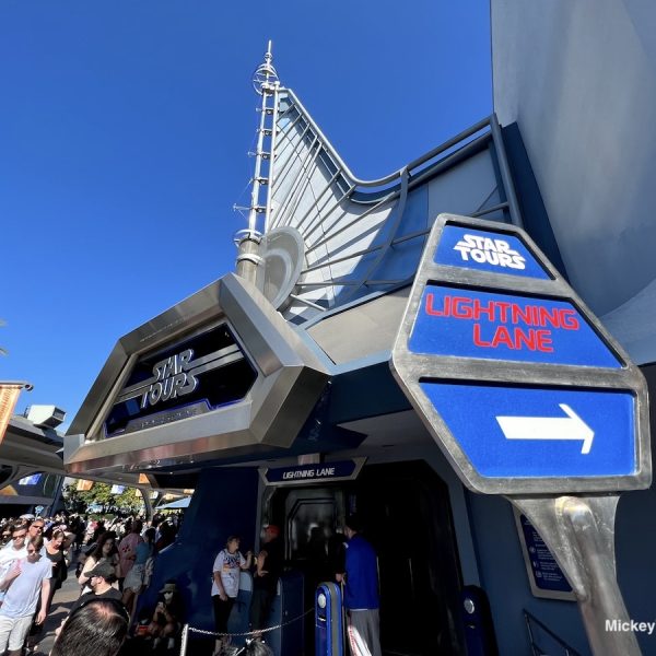Star Tours queue