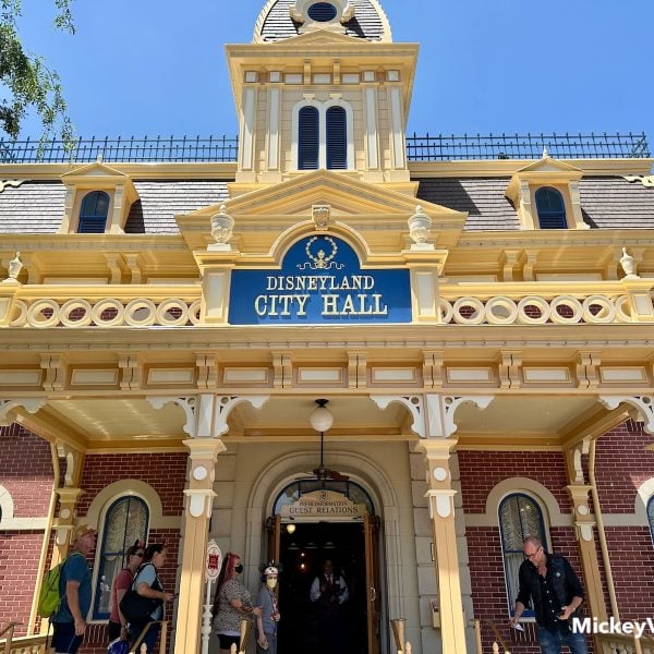 Disneyland City Hall scaffolding removed