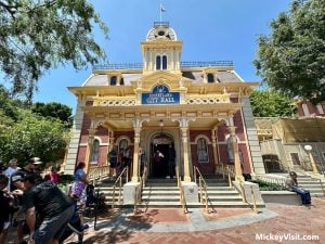 disneyland city hall tour guide