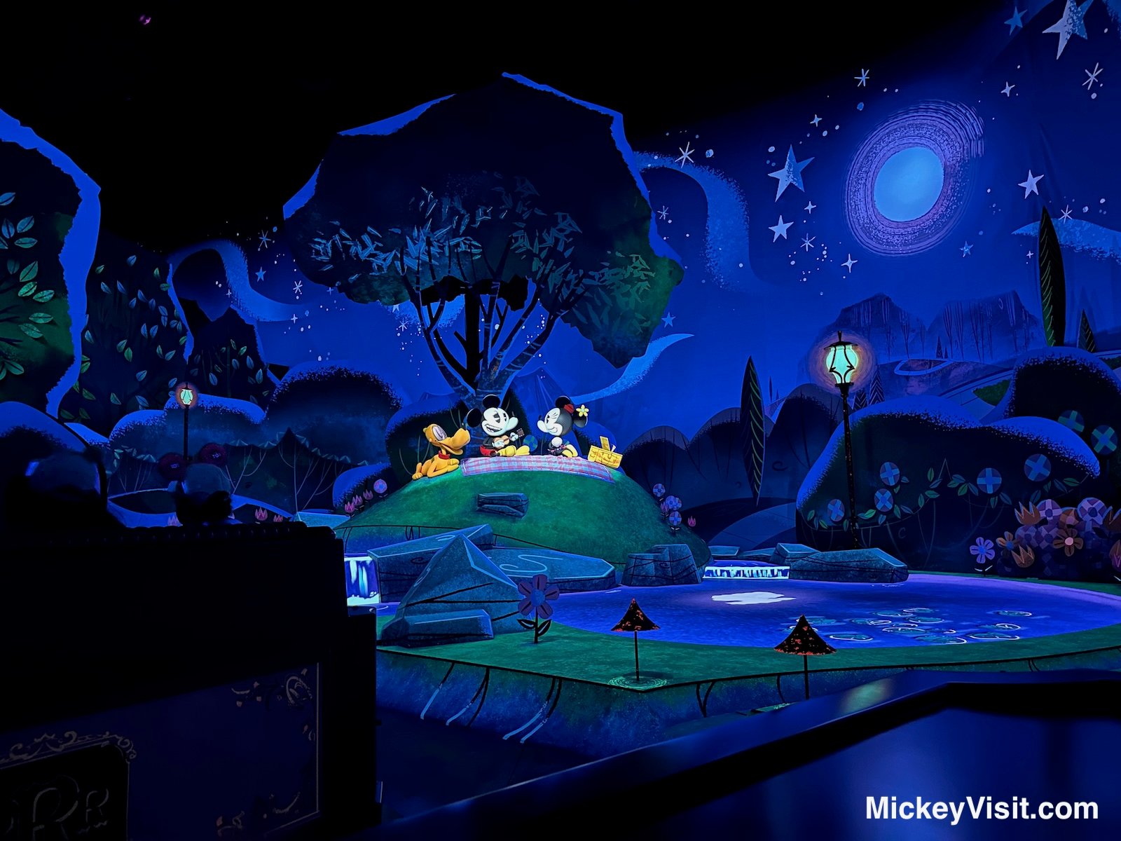 Mickey & Minnie's Runaway Railway picnic scene