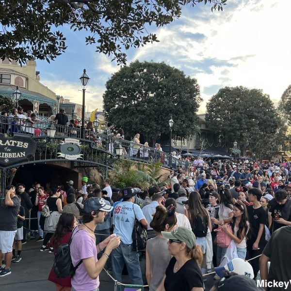 pirates of the caribbean crowds disneyland