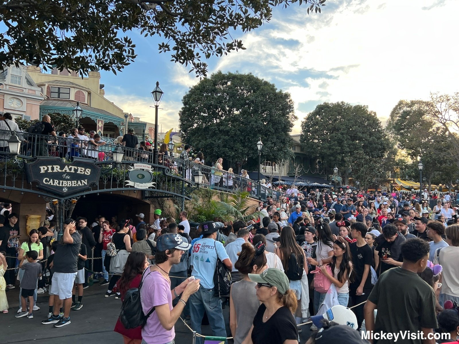 pirates of the caribbean crowds disneyland