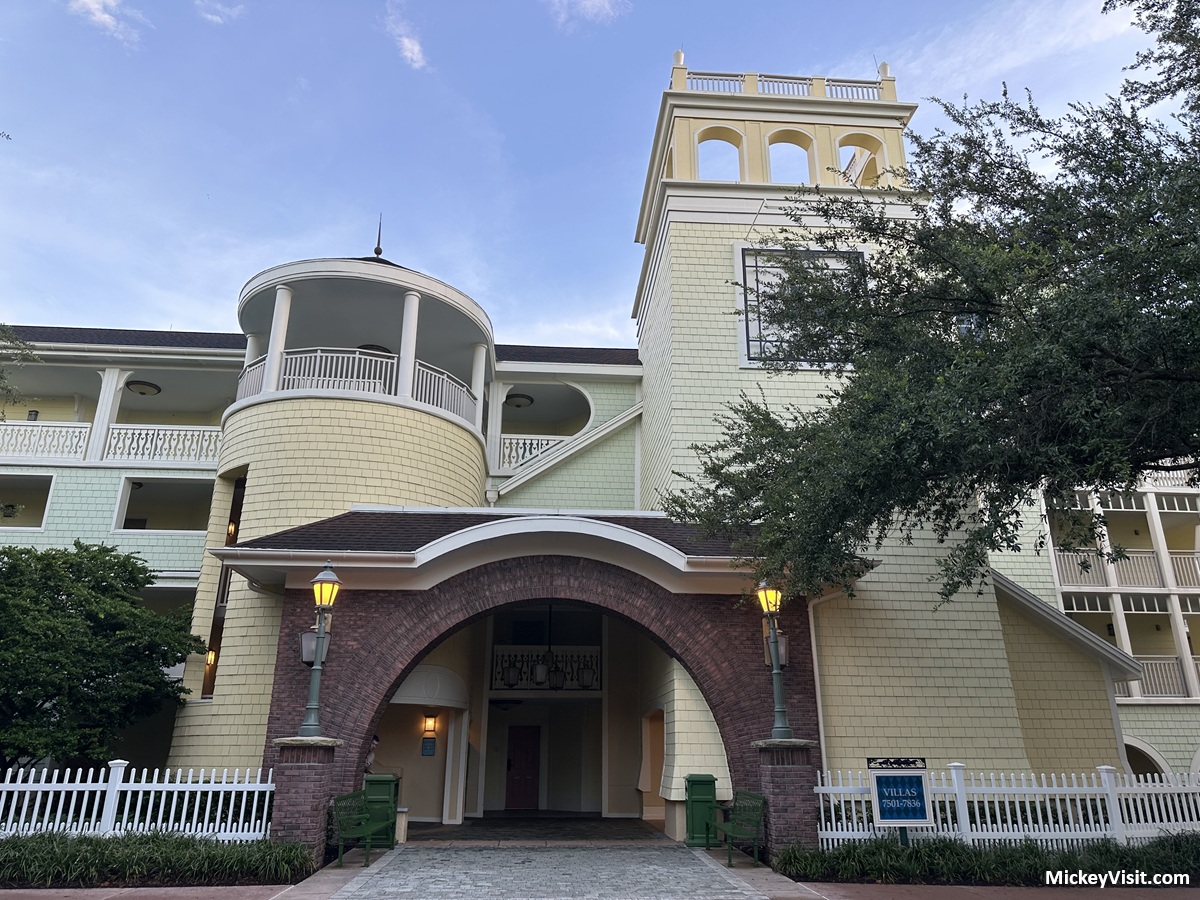 exterior of saratoga springs resort