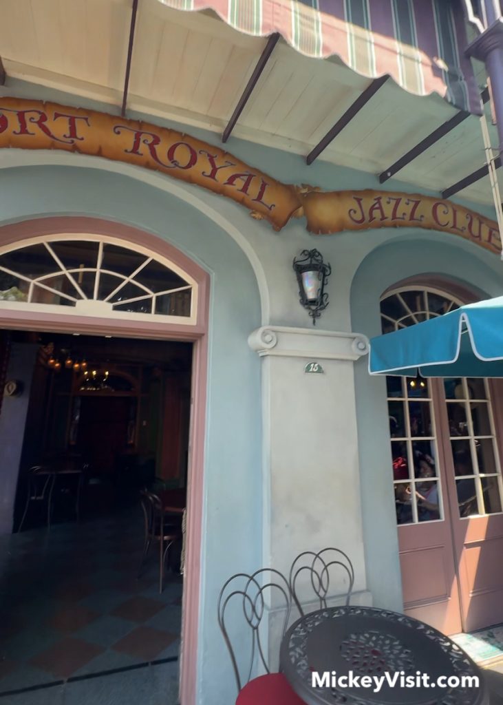 pirates of the caribbean seating area disneyland
