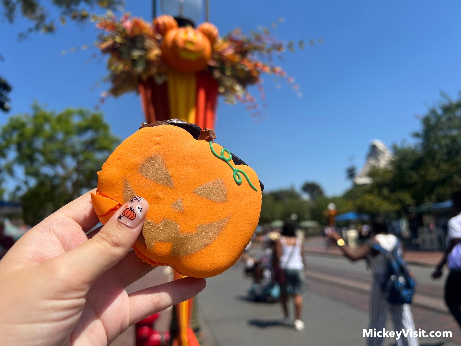Jack-O’-Lantern Mickey Pumpkin Macaron