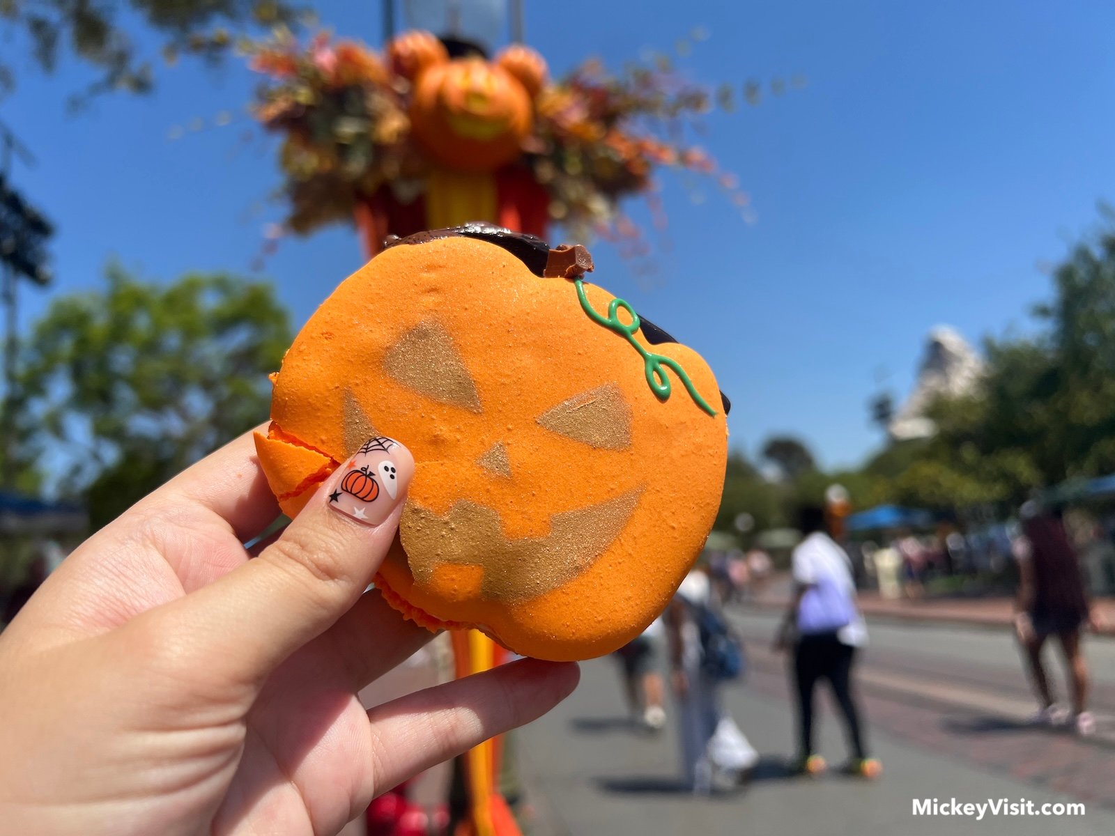 Jack-O’-Lantern Mickey Pumpkin Macaron