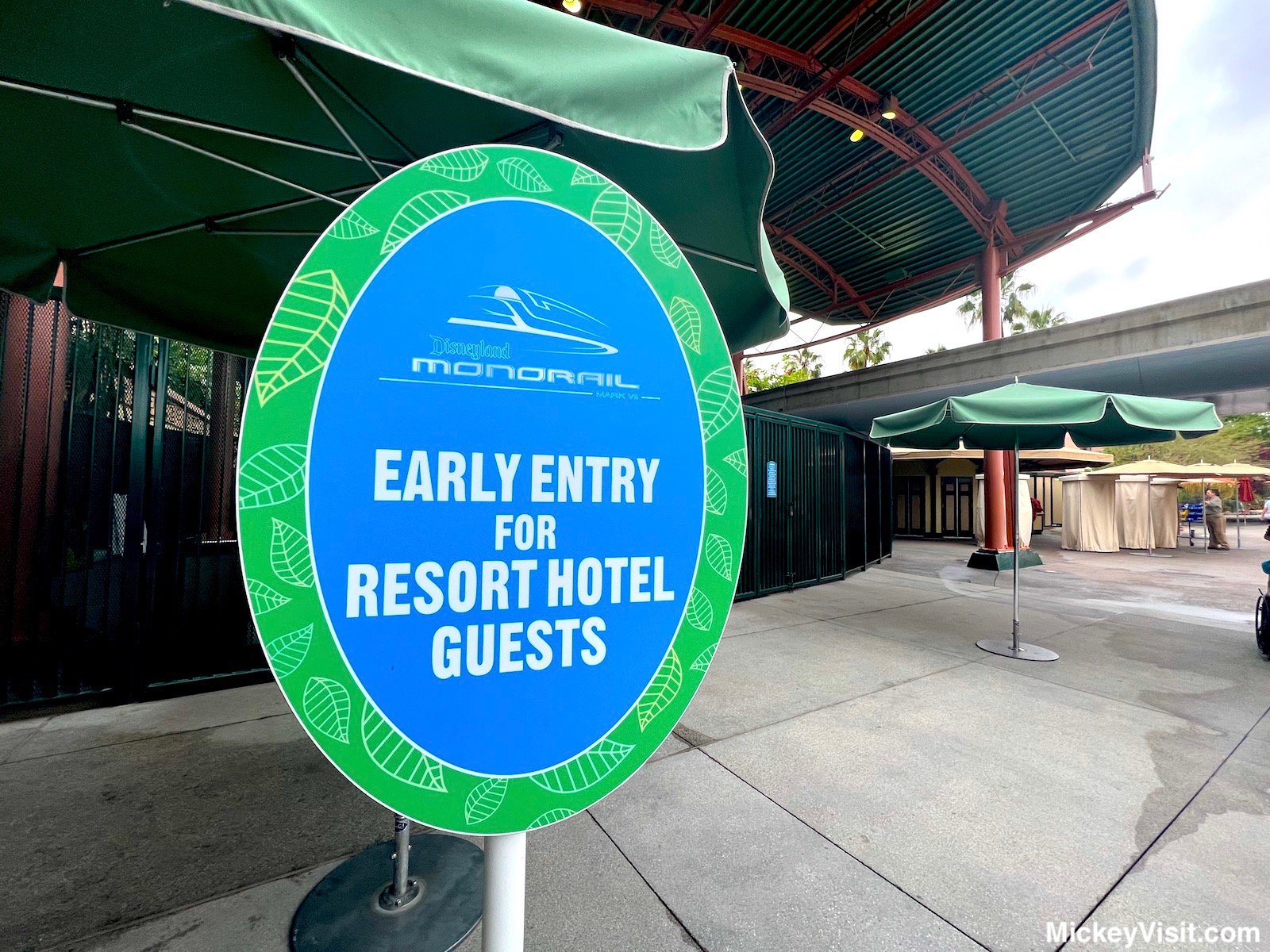 Early entry sign Disneyland