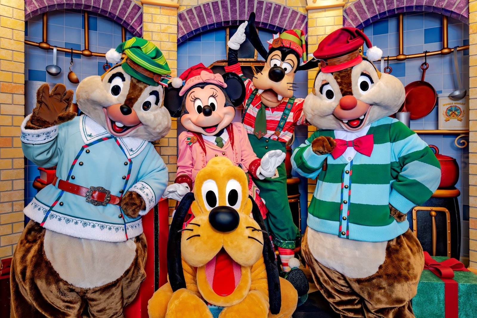 Goofy’s Kitchen Celebrates the Holidays! character ouftis