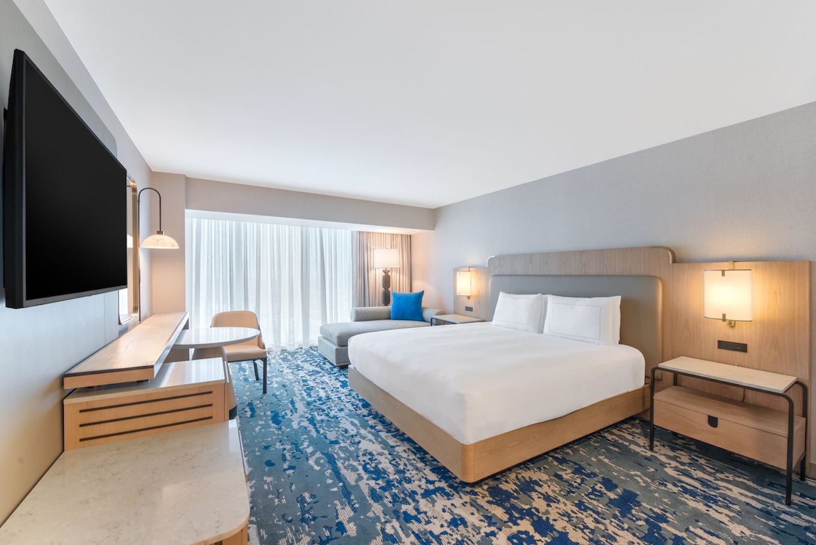 Hilton Anaheim King bed room