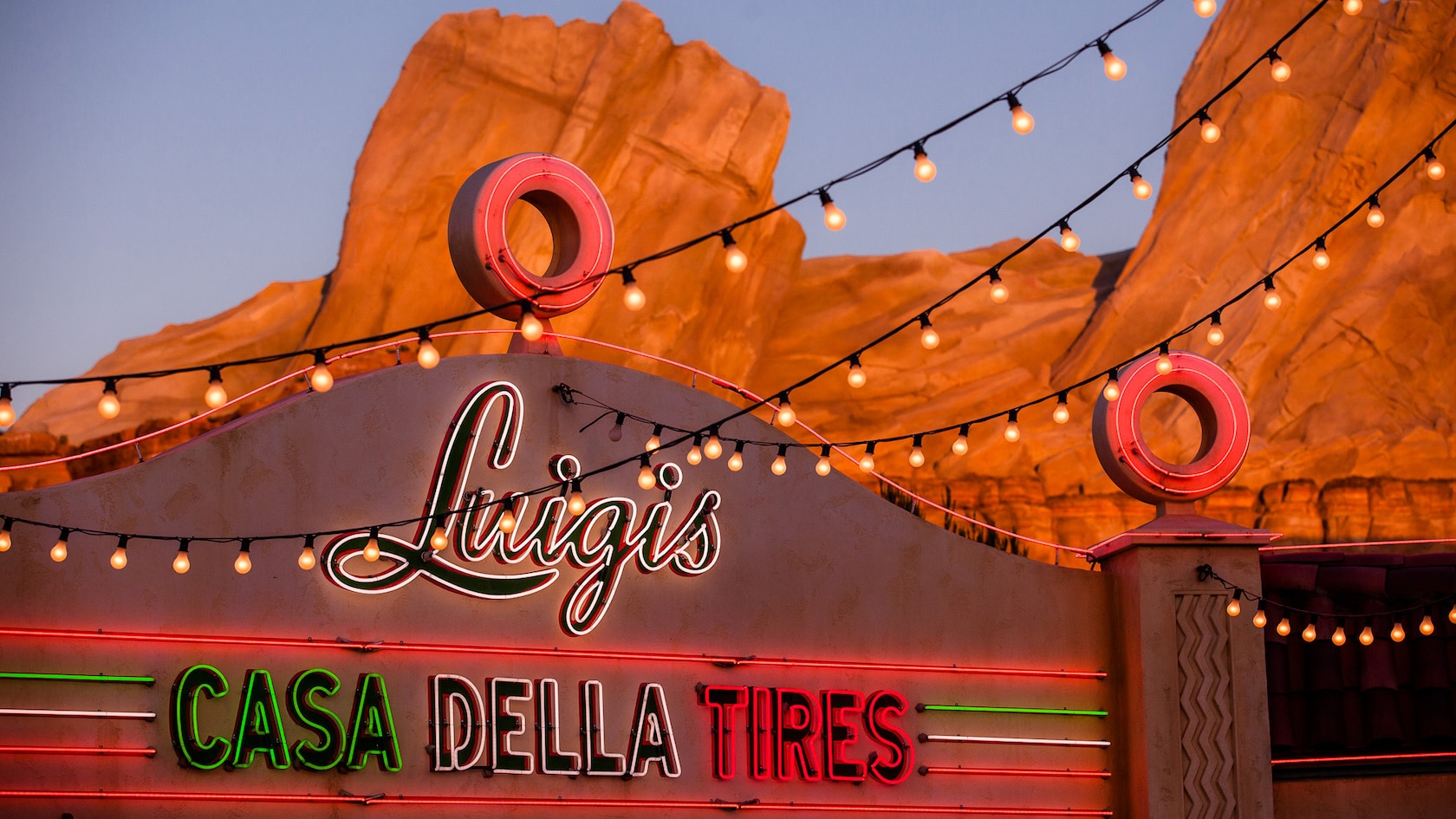 Cars Land Luigi casa della tires