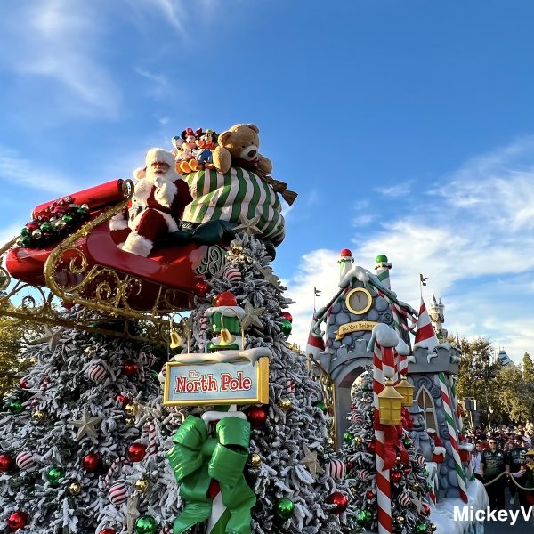 A Christmas Fantasy Parade Santa