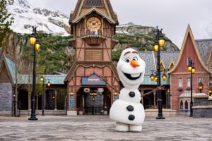 new robotic olaf figure at world of frozen disneyland paris