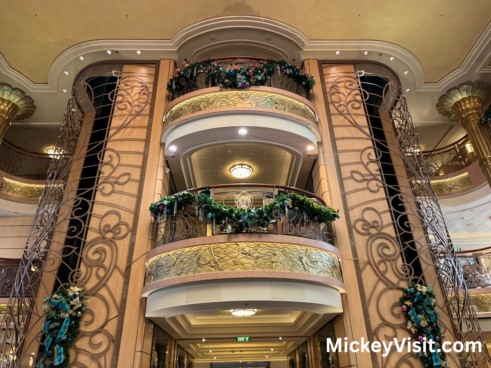 Cruise line decorations