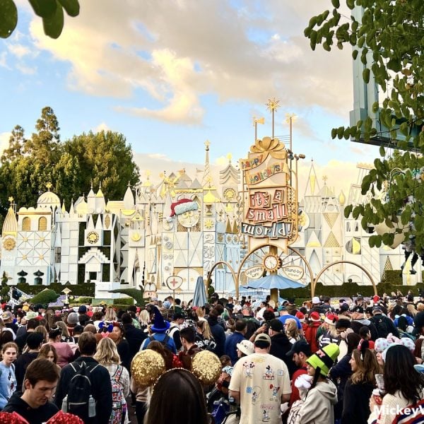 disneyland its a small world crowd