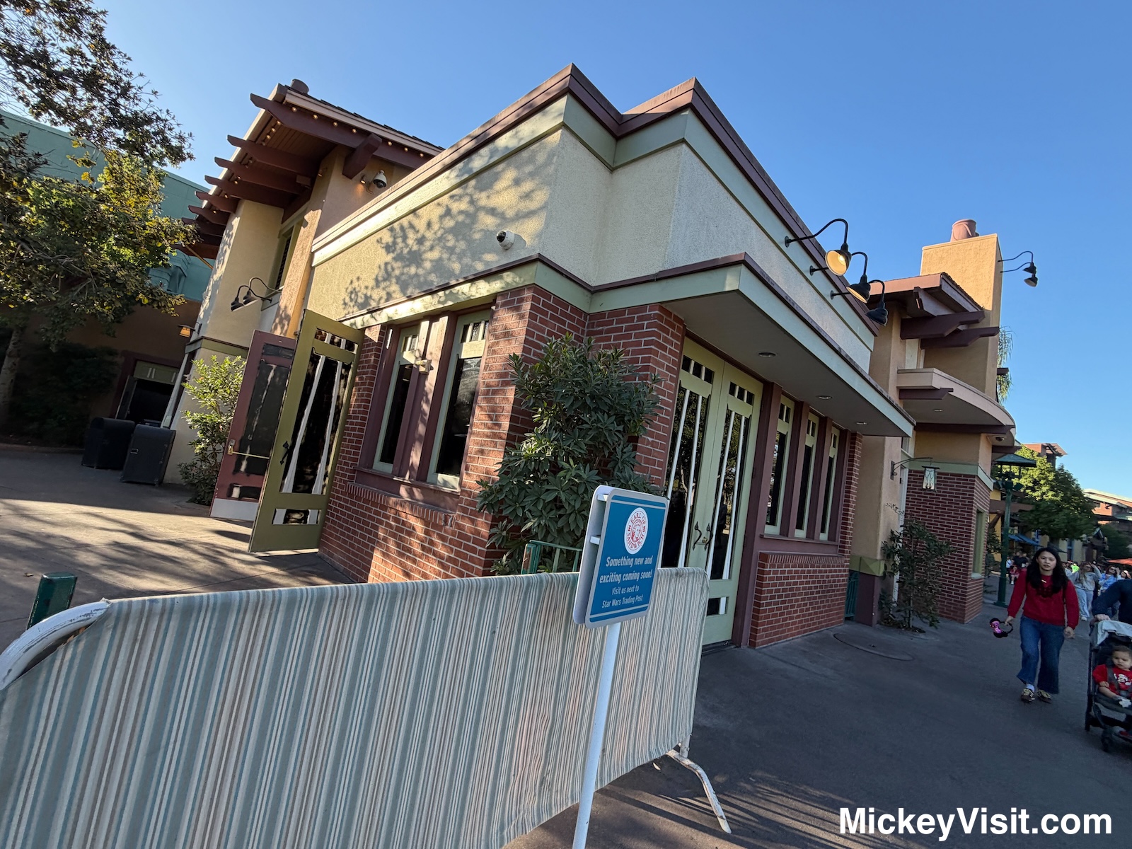 closure sign outside former Earl of Sandwich Downtown Disney