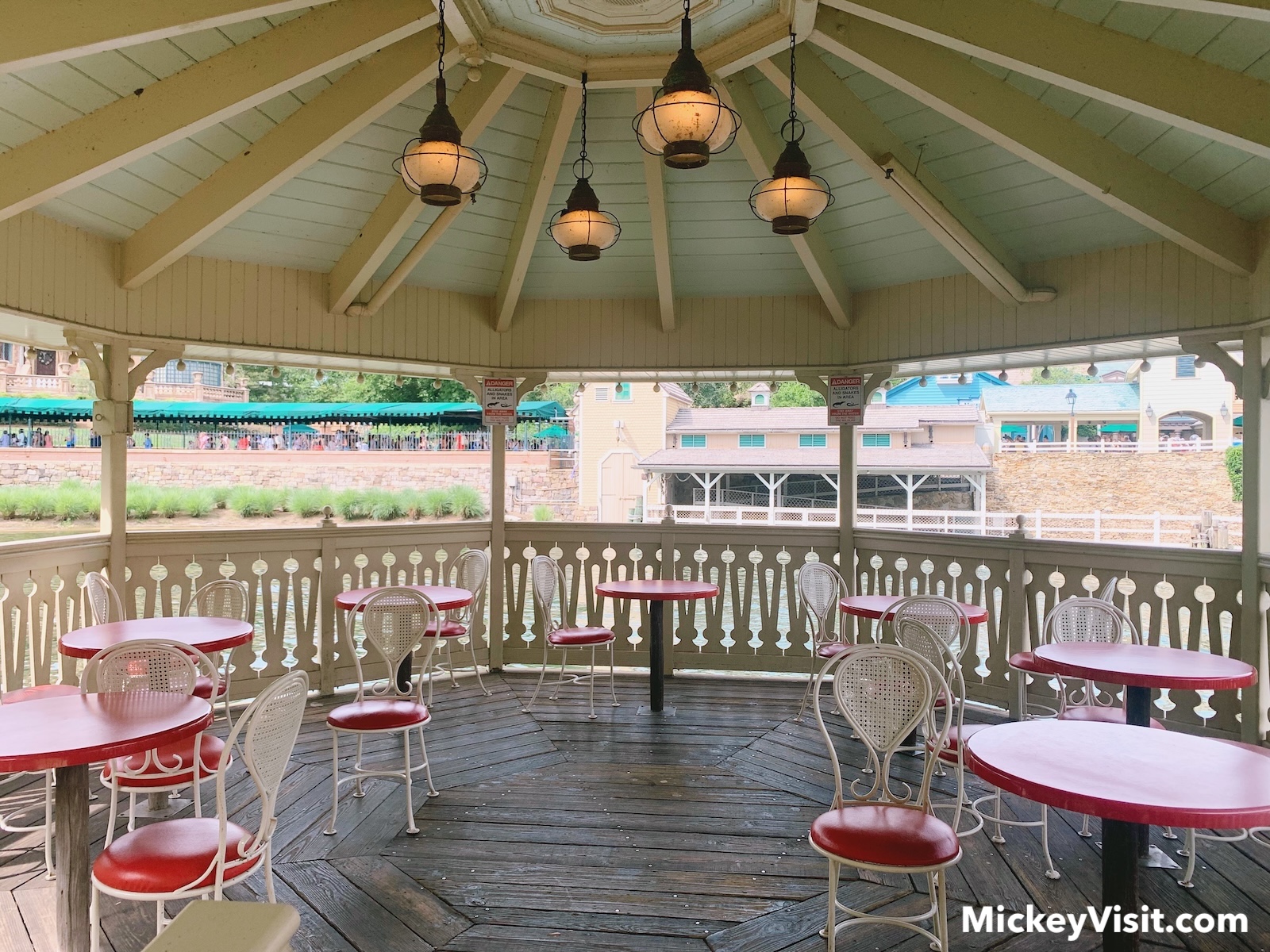 Aunt Polly's Dockside Inn