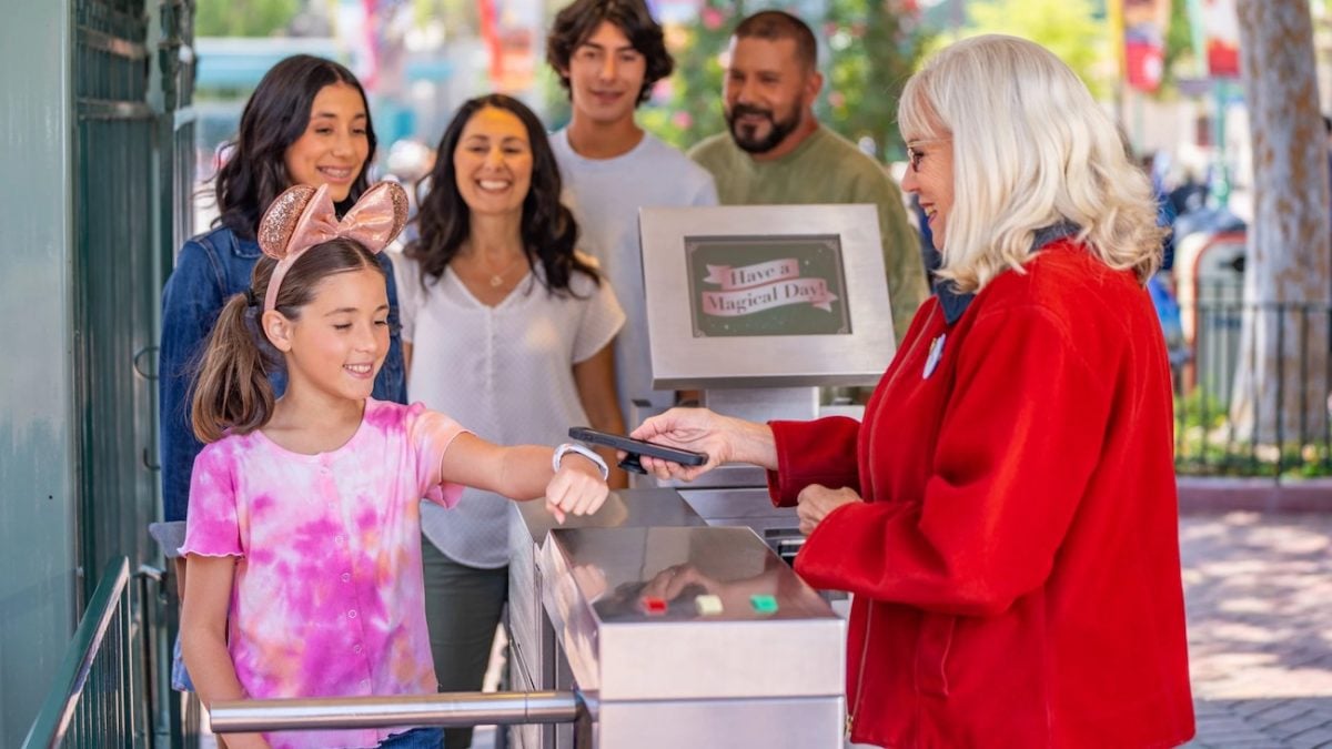 disney magicband scanned at front gate