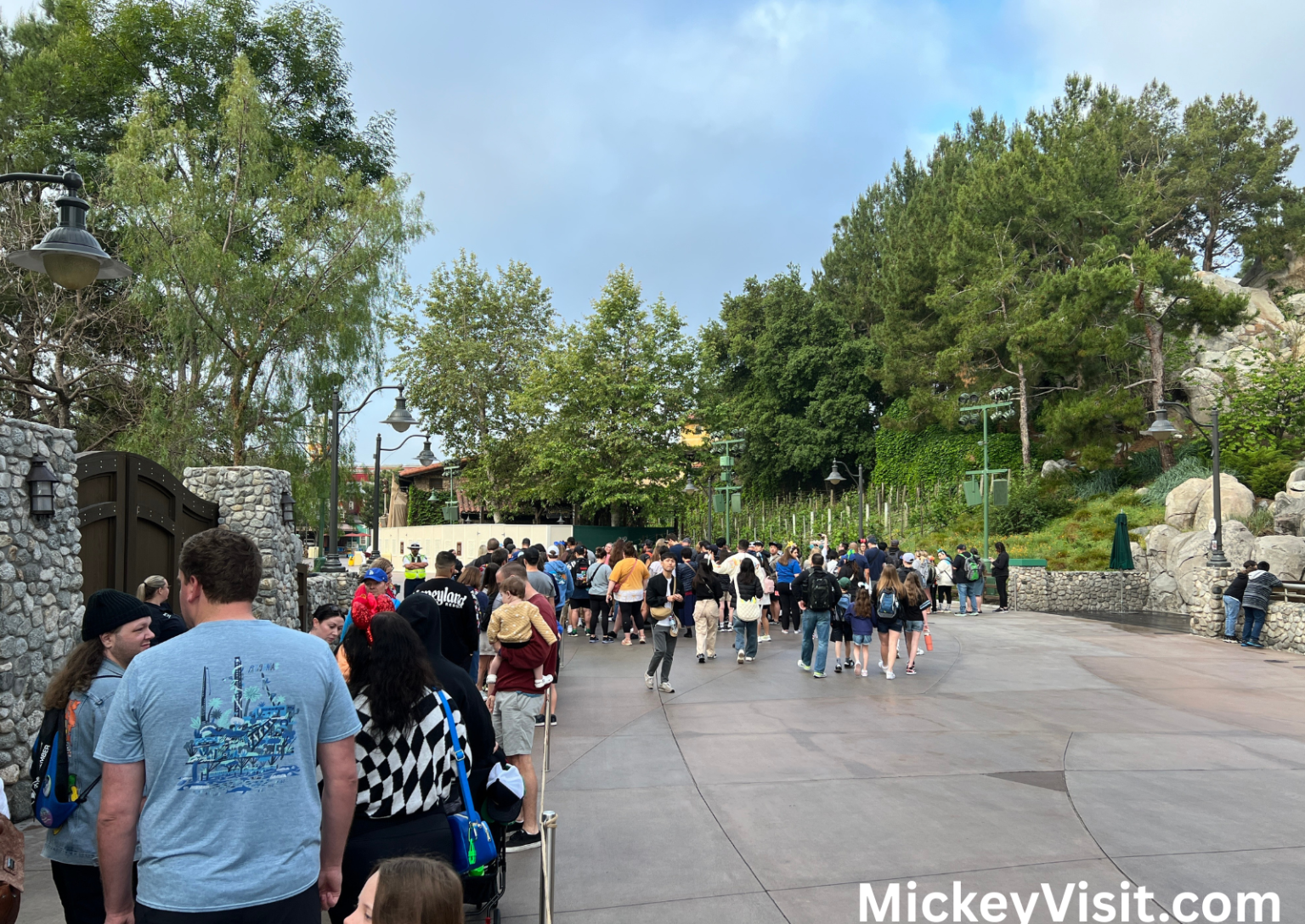 Disneyland Makes Rope Drop Change to Land Access That Improves Crowd ...