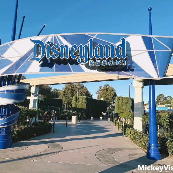 Disneyland entrance sign