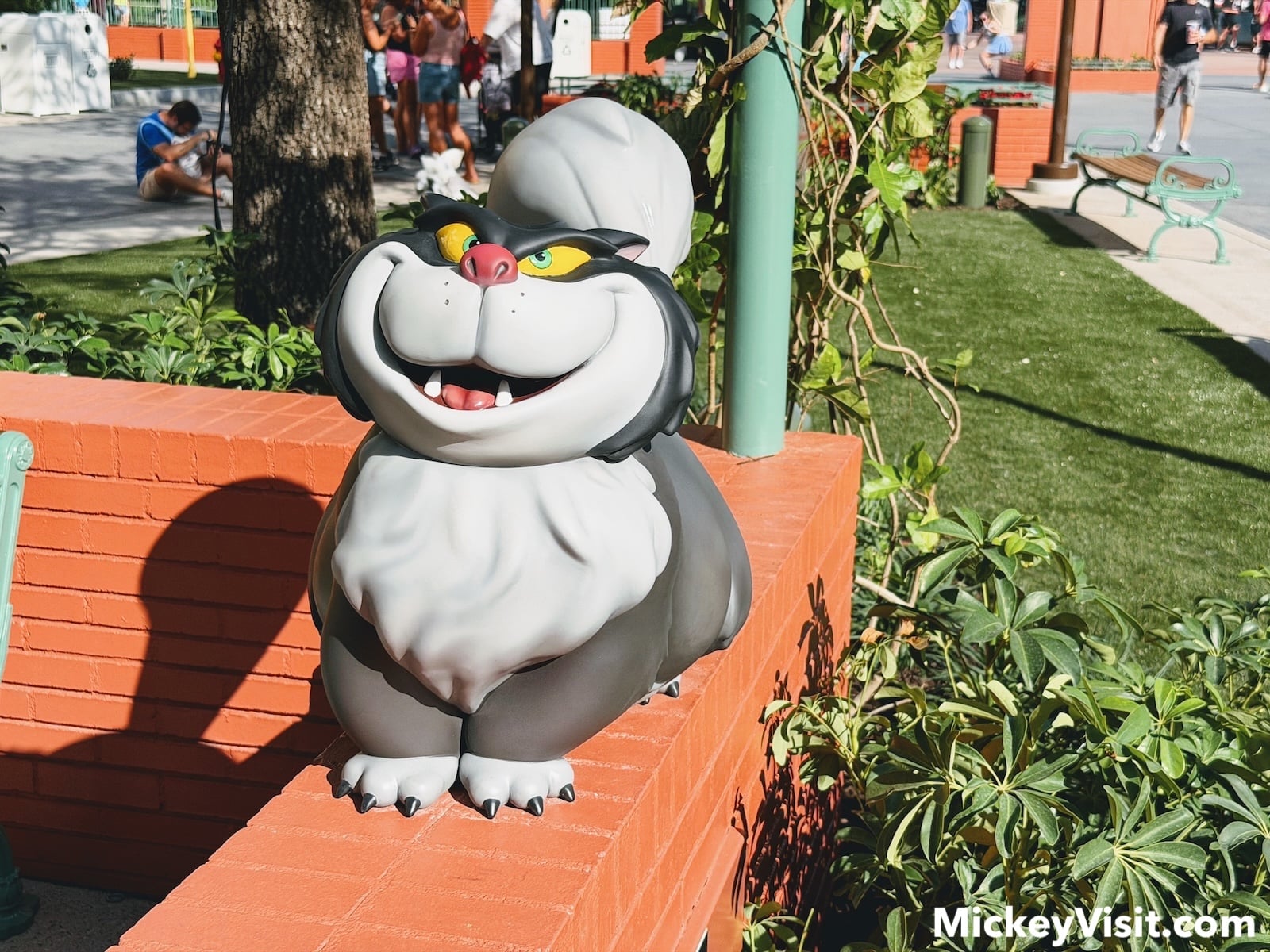 Lucifer cat statue