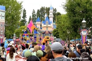 disneyland crowds main street