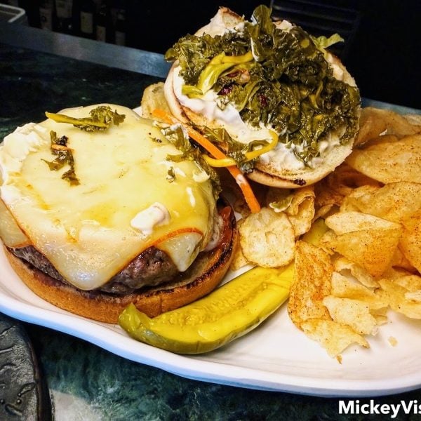 Burger, chips