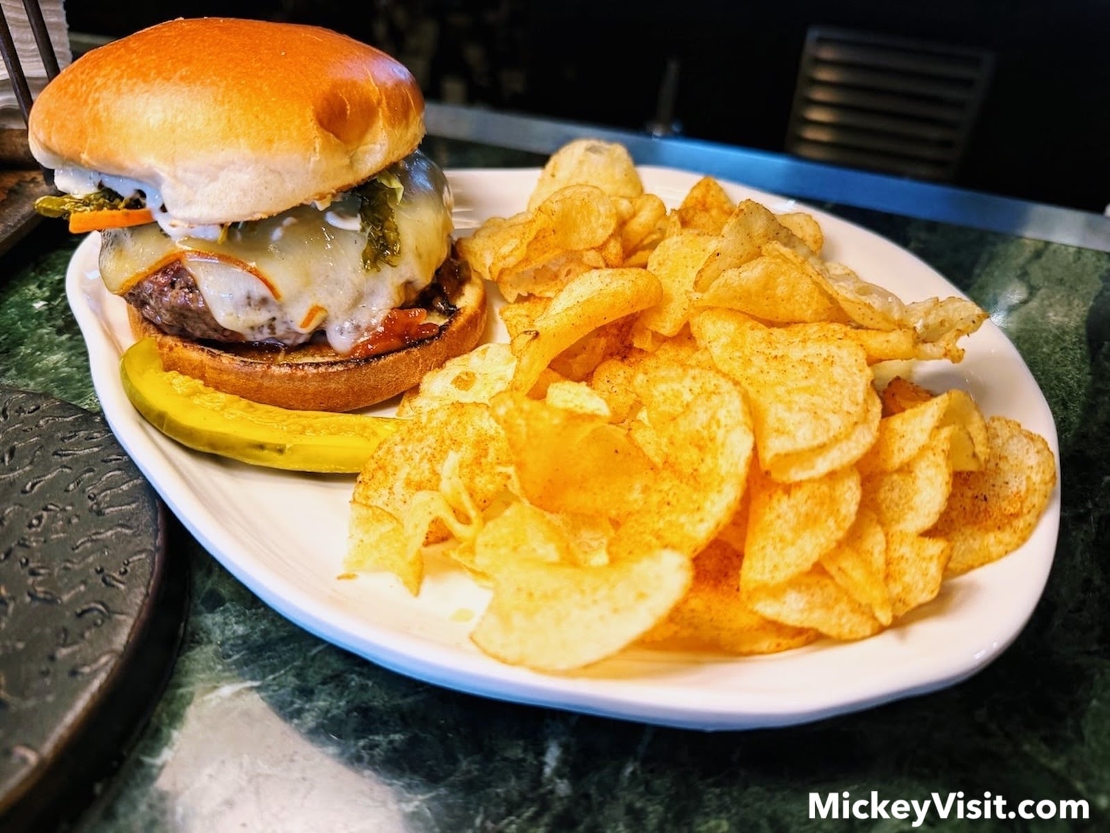 Burger, chips