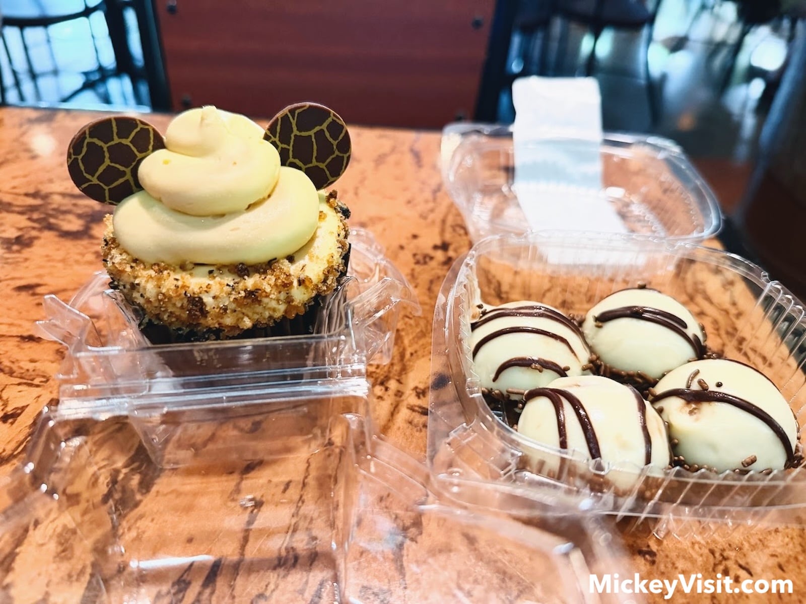 Caramel-Banana Cupcake, Zebra Domes