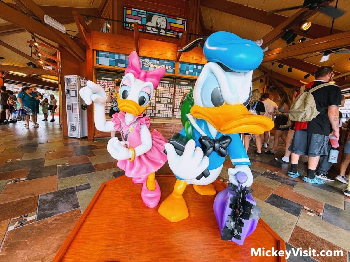Daisy, Donald statues
