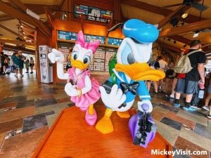 Daisy, Donald statues