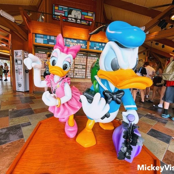 Daisy, Donald statues
