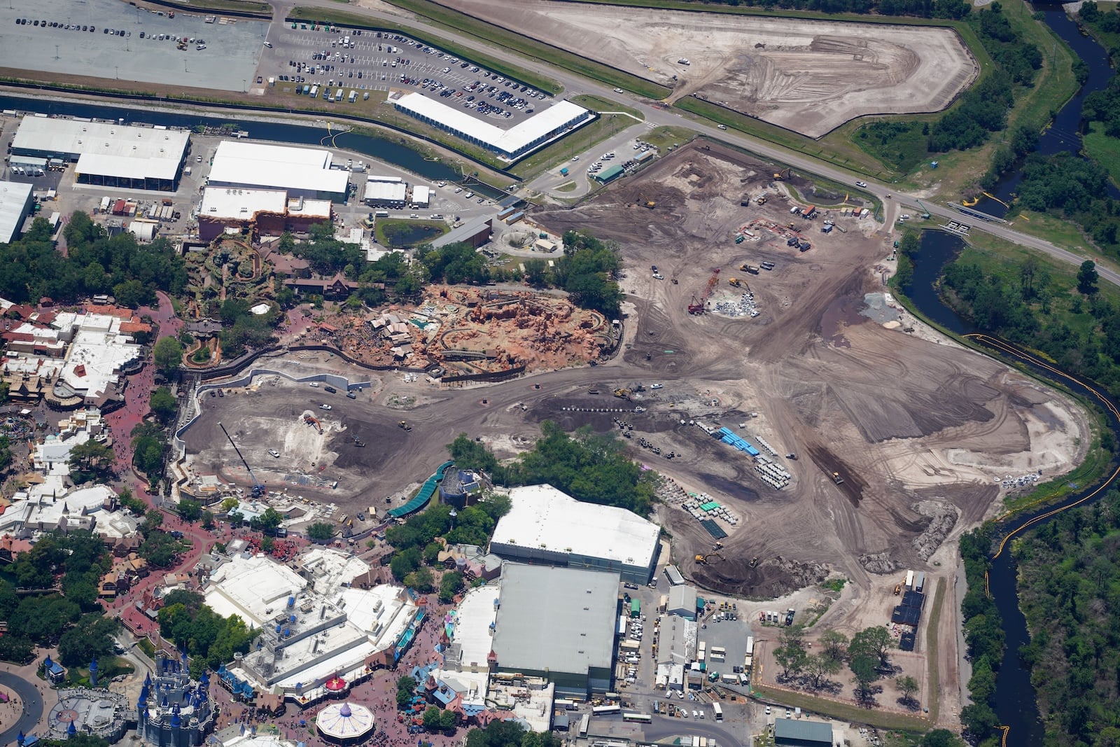 Piston Peak, Villains Land construction