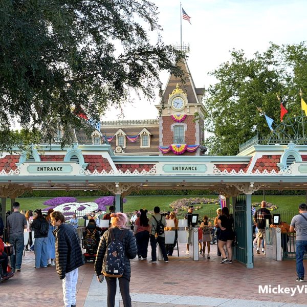 disneyland main gate entrance